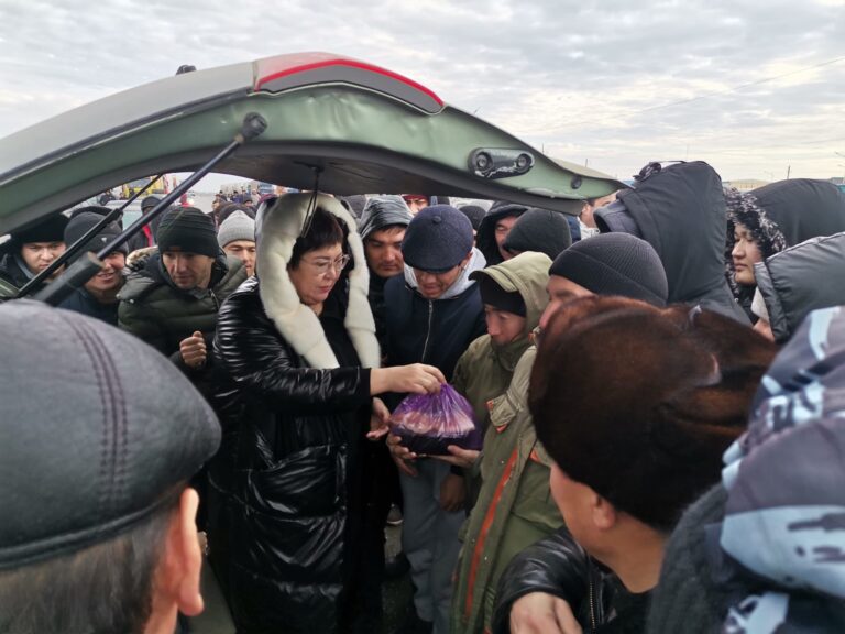 ЖОЛДА ҚАЛҒАН ЖОЛАУШЫЛАРҒА КӨМЕК КӨРСЕТІЛДІ