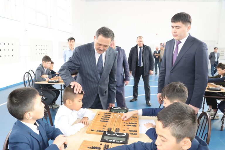АУДАН ӘКІМІ ТОҒЫЗҚҰМАЛАҚТАН ХАЛЫҚАРАЛЫҚ ДӘРЕЖЕДЕГІ СПОРТ ШЕБЕРІН ҚҰТТЫҚТАДЫ