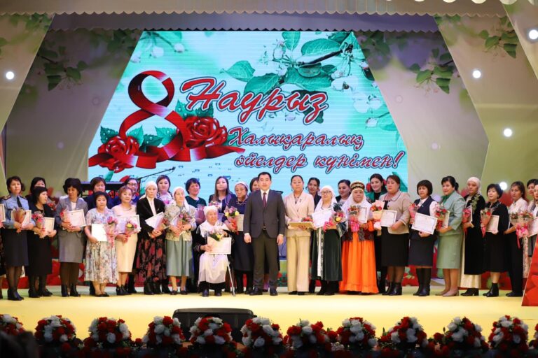 АУДАН ӘКІМІ ЖАЛАҒАШТЫҚ АРУЛАРДЫ ХАЛЫҚАРАЛЫҚ ӘЙЕЛДЕР КҮНІМЕН ҚҰТТЫҚТАДЫ
