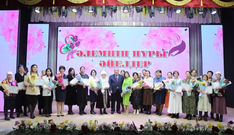 АУДАН ӘКІМІ АРАЛДЫҚ АРУЛАРДЫ ХАЛЫҚАРАЛЫҚ ӘЙЕЛДЕР КҮНІМЕН ҚҰТТЫҚТАДЫ
