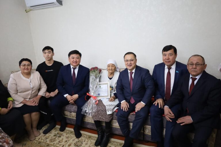 АУДАН ӘКІМІ АРДАҚТЫ АНАЛАРДЫ МЕРЕКЕМЕН ҚҰТТЫҚТАДЫ