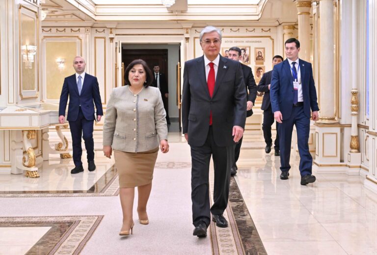 ПРЕЗИДЕНТ ӘЗІРБАЙЖАН МӘЖІЛІСІНІҢ ТӨРАҒАСЫМЕН КЕЛІССӨЗ ЖҮРГІЗДІ