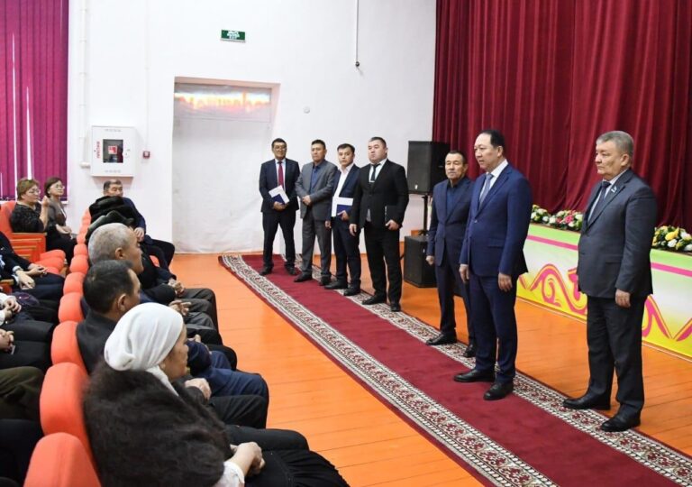 АУДАН ӘКІМІ БАЙҚОЖА МЕН АҚСУАТ АУЫЛЫНЫҢ ТҰРҒЫНДАРЫМЕН КЕЗДЕСТІ