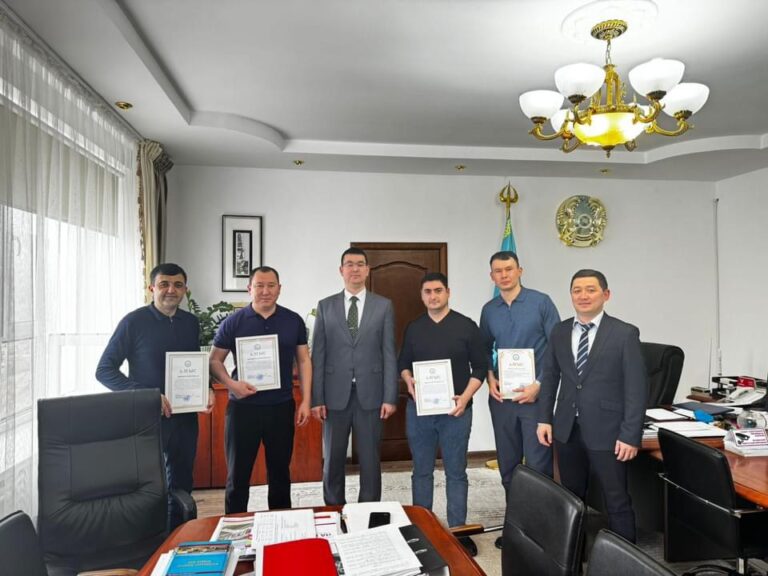 БҮЙРЕК ТРАНСПЛАНТАЦИЯСЫ ОТАСЫН СӘТТІ АЯҚТАҒАН ДӘРІГЕРЛЕР МАРАПАТТАЛДЫ