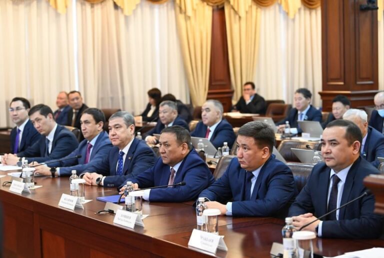 ҚЫЗЫЛОРДА ҚАЛАСЫНДА ЖАНҚОЖА БАТЫР КӨШЕСІ АРҚЫЛЫ ТЕМІРЖОЛ ӨТКЕЛІ САЛЫНАДЫ