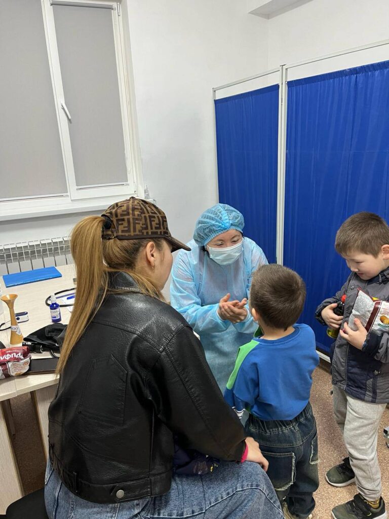 СУ ТАСҚЫНЫ БОЛҒАН ЖЕРДЕ 3 МЫҢҒА ЖУЫҚ МЕДИЦИНА ҚЫЗМЕТКЕРІ ӨЗ ҚЫЗМЕТІН АТҚАРУДА