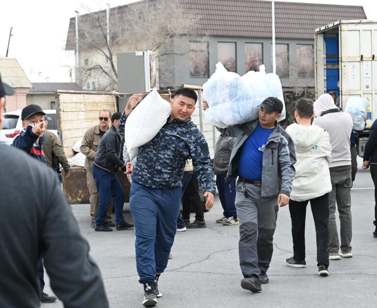 СУ ТАСҚЫНЫНАН ЗАРДАП ШЕККЕН АЙМАҚТАРҒА СЫР ӨҢІРІНЕН 50 МЛН ТЕҢГЕНІҢ ГУМАНИТАРЛЫҚ КӨМЕГІ ЖІБЕРІЛДІ