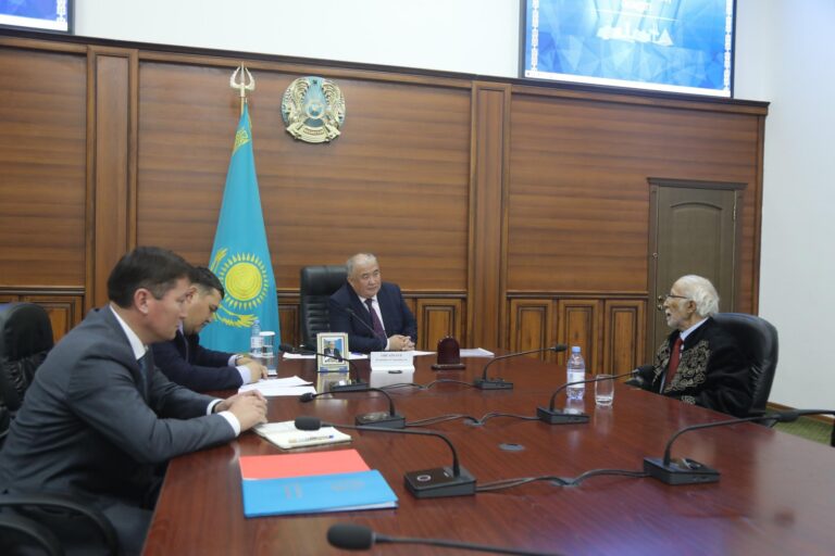 АУДАН ӘКІМІ ТҰРҒЫНДАРДЫ ЖЕКЕ МӘСЕЛЕЛЕРІ БОЙЫНША ҚАБЫЛДАДЫ