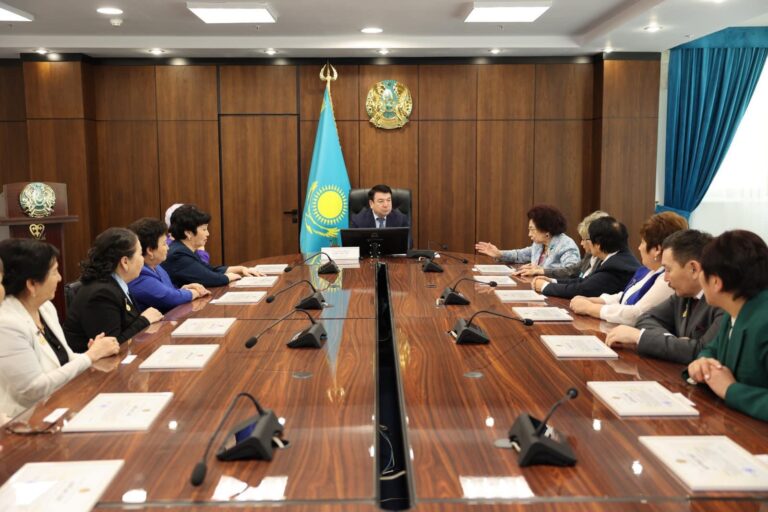ҒАНИ БЕЙСЕМБАЕВ ЕЛІМІЗДЕГІ БІЛІМ БЕРУ САЛАСЫНА ЕҢБЕК СІҢІРГЕН ҰСТАЗДАРМЕН КЕЗДЕСТІ