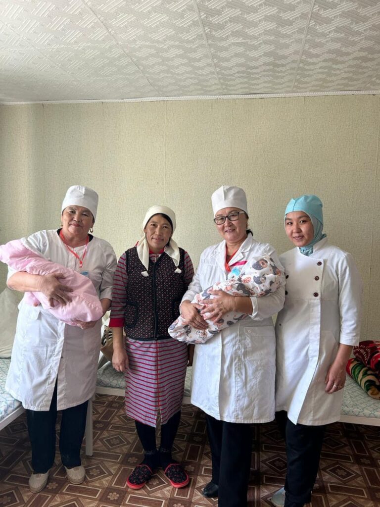 ПРЕМЬЕР-МИНИСТР СУ ТАСҚЫНЫ КЕЗІНДЕ ӘЙЕЛДЕРДІ БОСАНДЫРЫП АЛҒАН АУЫЛДЫҚ ДӘРІГЕРЛЕРГЕ АЛҒЫСЫН БІЛДІРДІ