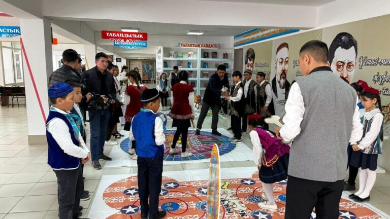 БАСПАСӨЗ ТУРЫ: БАҚ ӨКІЛДЕРІ АЯЛДАҒАН АРАЛДАҒЫ АЛҒАШҚЫ БІЛІМ ОРДАСЫ ЕЛІМІЗДІҢ ТҰҢҒЫШ ПРЕМЬЕР-МИНИСТРІ ҰЗАҚБАЙ ҚАРАМАНОВ АТЫНДАҒЫ МЕКТЕП-ГИМНАЗИЯСЫ БОЛДЫ