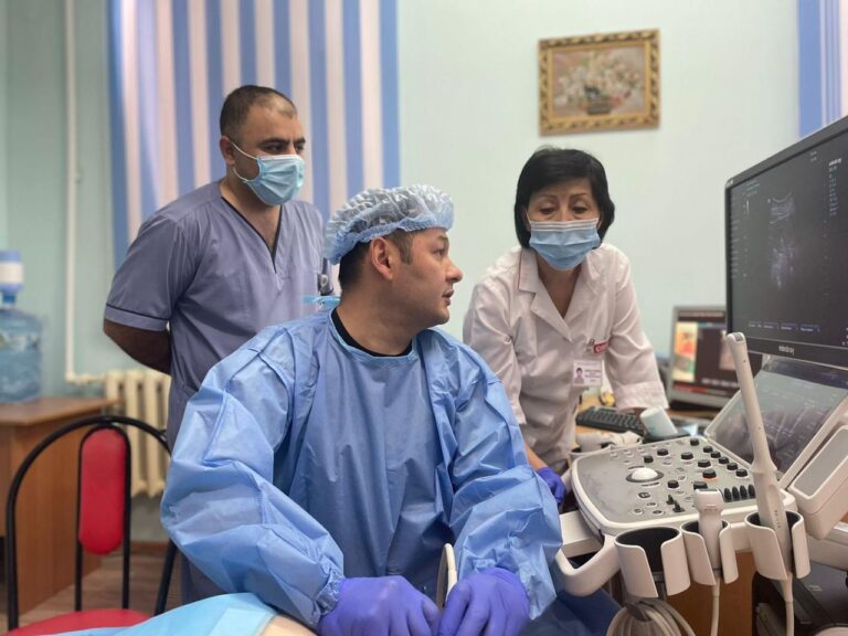 РЕСПУБЛИКАЛЫҚ ҒЗИ ЖЕТЕКШІ МАМАНДАРЫ ӨҢІРЛЕРГЕ БАРҒАН КЕЗДЕ ПАЦИЕНТТЕРГЕ КОНСУЛЬТАЦИЯЛАР МЕН КҮРДЕЛІ ОПЕРАЦИЯЛАР ЖҮРГІЗДІ
