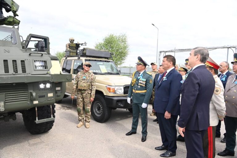 АЙМАҚ БАСШЫСЫ САРБАЗДАРДЫ ОТАН ҚОРҒАУШЫ КҮНІМЕН ҚҰТТЫҚТАДЫ