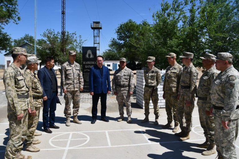 АУДАН ӘКІМІ ШЕКАРАШЫЛАРМЕН КЕЗДЕСТІ