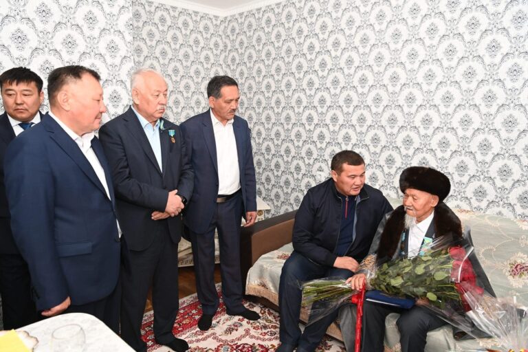 ОБЛЫС ӘКІМІ ҒАСЫР ЖАСАҒАН МАЙДАНГЕРДІ ҚҰТТЫҚТАДЫ