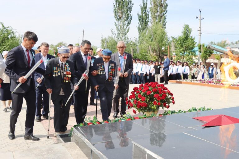 ЖЕҢІС КҮНІНЕ ОРАЙ «ТАҒЗЫМ» АЛАҢЫНА ГҮЛ ШОҚТАРЫ ҚОЙЫЛДЫ