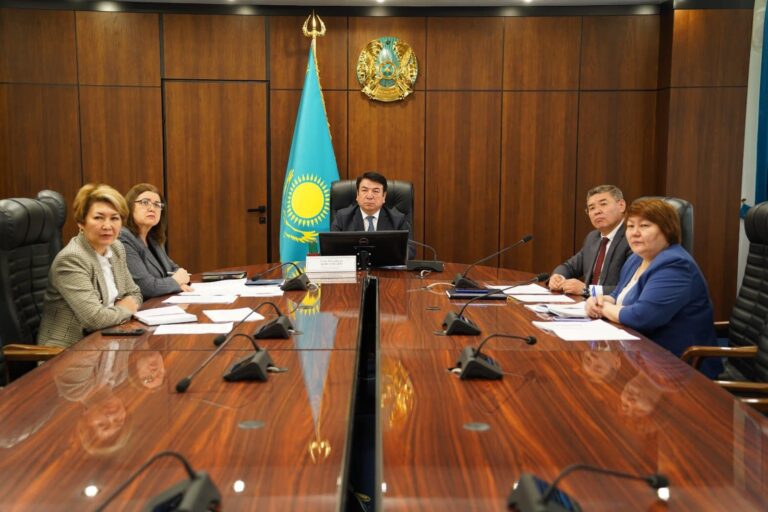 “ҮЗДІК ПЕДАГОГ” БАЙҚАУЫНЫҢ ЖЕҢІМПАЗДАРЫ МИНИСТРМЕН КЕЗДЕСТІ