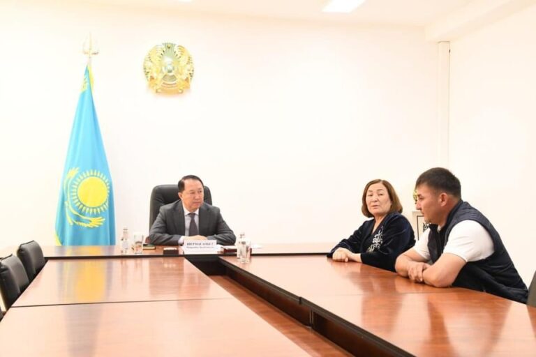 АУДАН ӘКІМІ ТҰРҒЫНДАРДЫ ЖЕКЕ МӘСЕЛЕЛЕРІ БОЙЫНША ҚАБЫЛДАДЫ