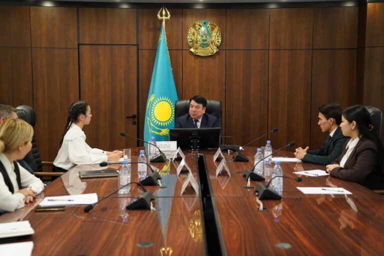 МИНИСТР ҮЗДІКТЕРМЕН КЕЗДЕСТІ