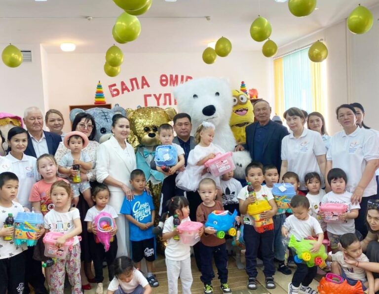 АУДАН ӘКІМІ ЕРЕКШЕ БАЛАЛАРДЫ МЕРЕКЕМЕН ҚҰТТЫҚТАДЫ