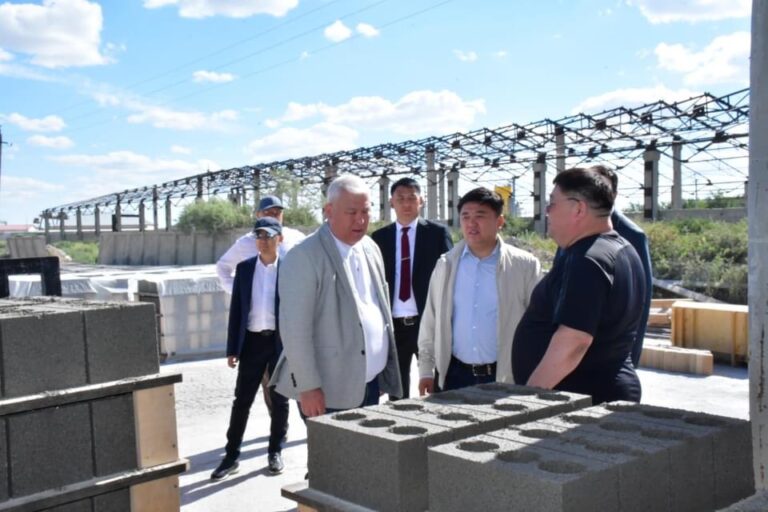 МӘЖІЛІС ДЕПУТАТЫ МҰРАТ ӘБЕНОВ ШИЕЛІ АУДАНЫНДАҒЫ ТЫҢ ЖОБАЛАРМЕН ТАНЫСТЫ