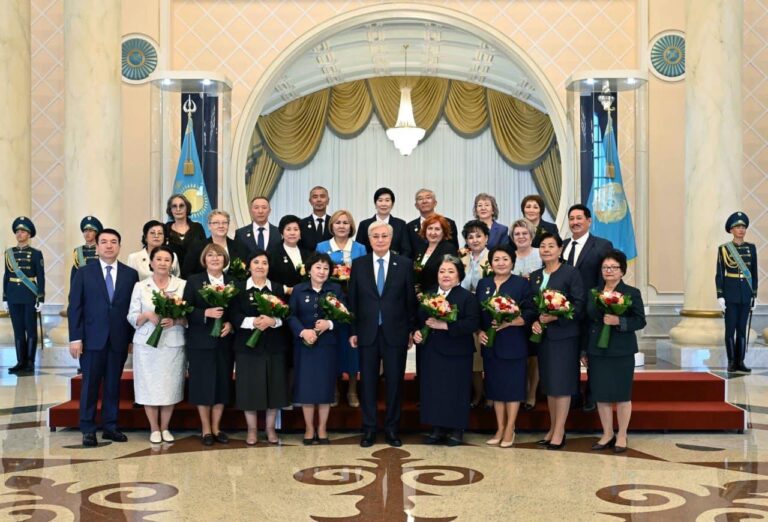 ПРЕЗИДЕНТ МҰҒАЛІМДЕРДІ ҚҰТТЫҚТАДЫ
