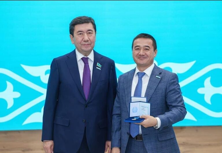«ЖАРЫҚ» БАСТАУЫШ ПАРТИЯ ҰЙЫМЫНЫҢ ТӨРАҒАСЫ ДӘУРЕН ӘБІРХАИРОВ «ЕРЕН ЕҢБЕГІ ҮШІН» МЕДАЛІМЕН МАРАПАТТАЛДЫ