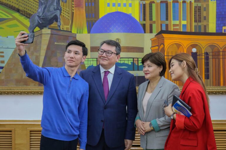 ПРЕЗИДЕНТ КЕҢЕСШІСІ МӘЛІК ОТАРБАЕВ СЫР ЕЛІНЕ ЖҰМЫС САПАРЫМЕН КЕЛДІ