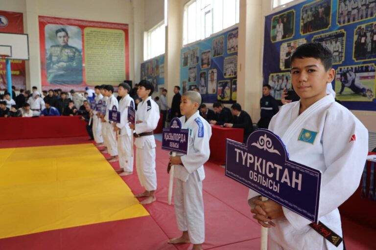 ЖАЛАҒАШТА МӨРӘЛІ ШӘМЕНОВТЫ ЕСКЕ АЛУҒА АРНАЛҒАН ДЗЮДОДАН ЖАСӨСПІРІМДЕР АРАСЫНДАҒЫ XXV РЕСПУБЛИКАЛЫҚ ТУРНИРДІҢ АШЫЛУЫ ӨТТІ