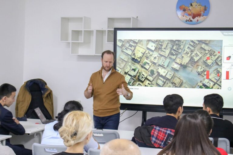 ҚАЛАМЫЗҒА СУЧЖОУДАН КЕЛГЕН ПРОФЕССОР ЖАСТАРҒА ДӘРІС ОҚЫДЫ