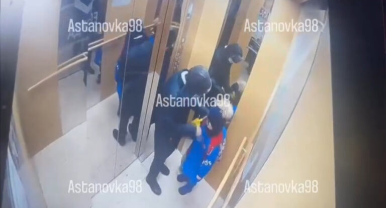 ЛИФТІДЕ БҮЛДІРШІНДІ ПЫШАҚТАП ТАСТАДЫ