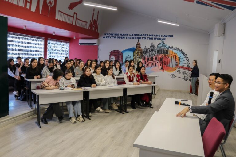 ГОНКОНГТАН КЕЛГЕН ҒАЛЫМДАР ӨЗ ТӘЖІРИБЕЛЕРІМЕН БӨЛІСТІ