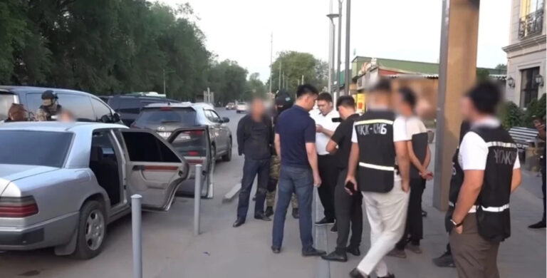 БАЛА САТУМЕН АЙНАЛЫСҚАН ҚЫЛМЫСТЫҚ ТОП ҰСТАЛДЫ