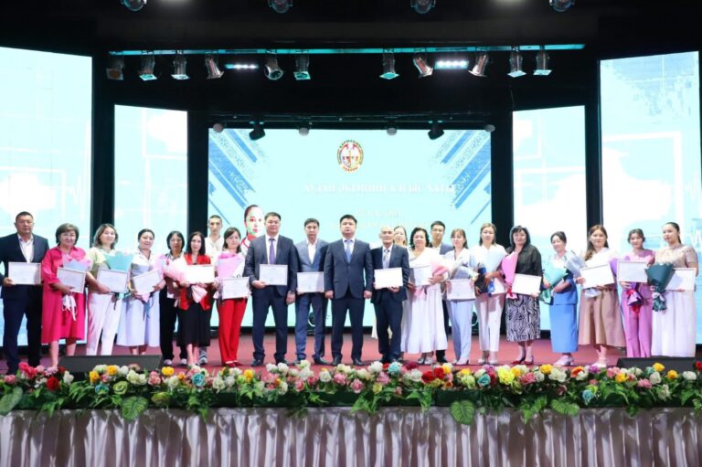 АҚ ХАЛАТТЫ АБЗАЛ ЖАНДАРҒА ҚҰРМЕТ КӨРСЕТІЛДІ