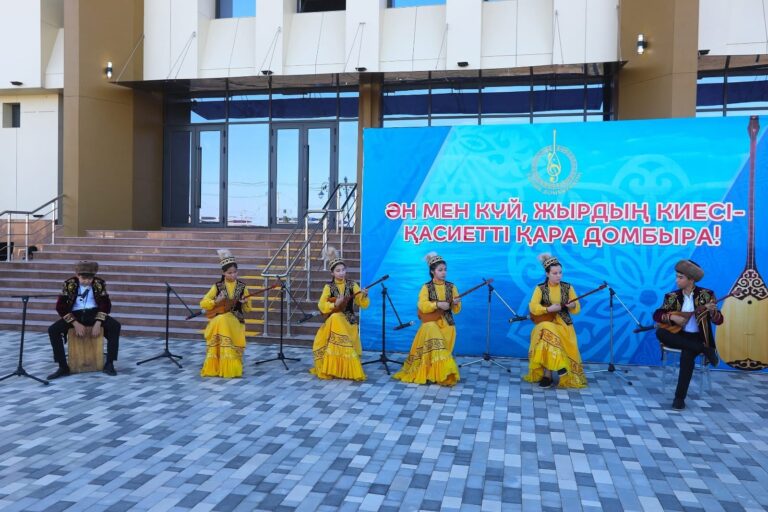 ДОМБЫРА КҮНІНЕ ОРАЙ МЕРЕКЕЛІК КЕШ ӨТТІ