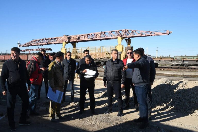 АУДАН ӘКІМІ ТЕМІРЖОЛ ВОКЗАЛЫНДАҒЫ КҮРДЕЛІ ЖӨНДЕУ ЖҰМЫСТАРЫ МЕН ЖАЯУ ЖҮРГІНШІЛЕР КӨПІРІНІҢ ҚҰРЫЛЫСЫН КӨРДІ