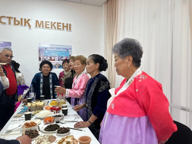 «БІРЛІК ПЕН КЕЛІСІМНІҢ 30 ЖЫЛЫ» КӨШ КЕРУЕНІНДЕ ҚХА ҚҰРЫЛЫМДАРЫНЫҢ ОТЫРЫСЫ ӨТТІ