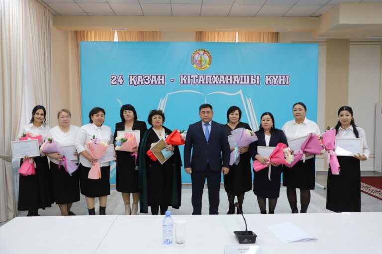 КІТАПХАНА САЛАСЫНЫҢ ҚЫЗМЕТКЕРЛЕРІНЕ ҚҰРМЕТ КӨРСЕТІЛДІ