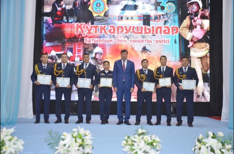 ЕРЛІК ПЕН ЖАУАПКЕРШІЛІККЕ ТОЛЫ МАМАНДЫҚ ИЕЛЕРІНЕ ҚҰРМЕТ КӨРСЕТІЛДІ