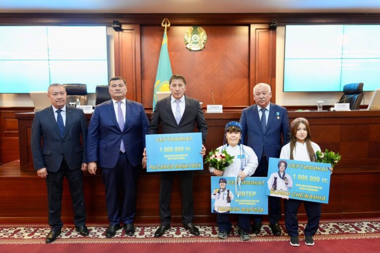 АЙМАҚ БАСШЫСЫ ПАРАПАУЭРЛИФТИНГТЕН ӘЛЕМ ЧЕМПИОНДАРЫМЕН КЕЗДЕСТІ