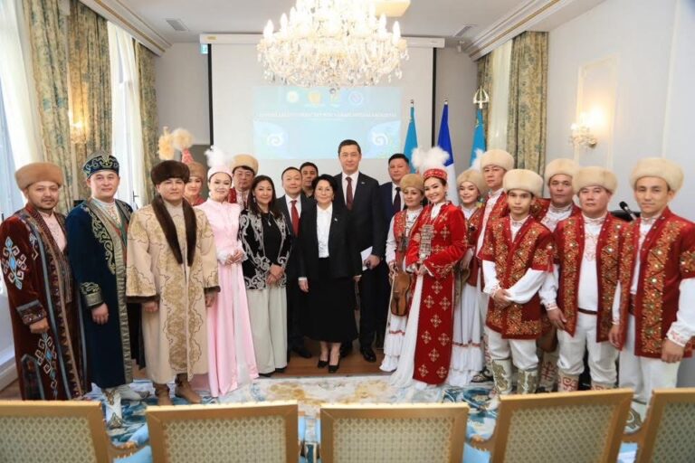 ФРАНЦИЯДА ЕУРОПА ҚАЗАҚТАРЫНЫҢ БАСҚОСУЫ ӨТТІ