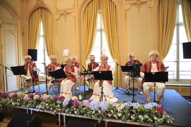 ПАРИЖ КӨРЕРМЕНДЕРІНЕ СЫР ӨНЕРПАЗДАРЫНЫҢ КОНЦЕРТІ ҰСЫНЫЛДЫ