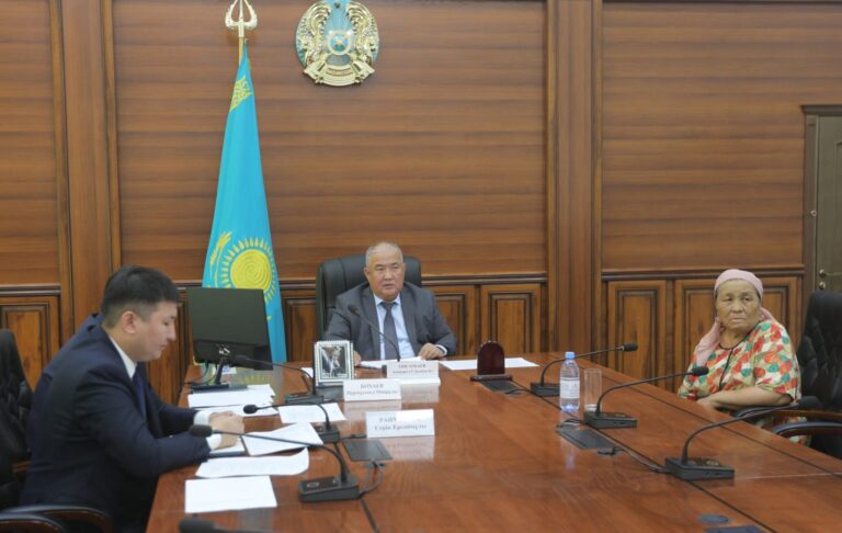 АУДАН ӘКІМІ ТҰРҒЫНДАРДЫ ЖЕКЕ МӘСЕЛЕЛЕРІ БОЙЫНША ҚАБЫЛДАДЫ