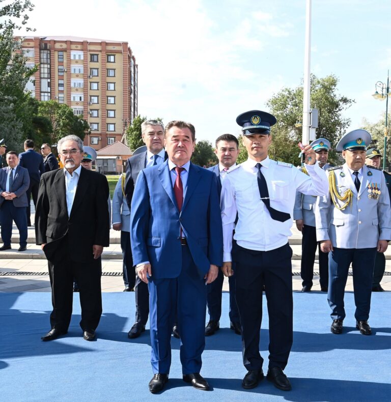 МЕМЛЕКЕТТІК ҚЫЗМЕТШІ КҮНІ: ҮЗДІКТЕР МАРАПАТТАЛЫП, ЖАС МАМАНДАР АНТ ҚАБЫЛДАДЫ