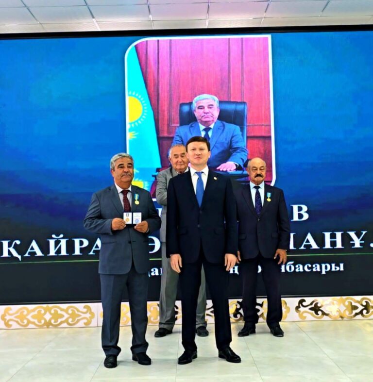 МЕМЛЕКЕТТІК ҚЫЗМЕТШІЛЕР МАРАПАТ ТӨРІНЕН КӨРІНДІ