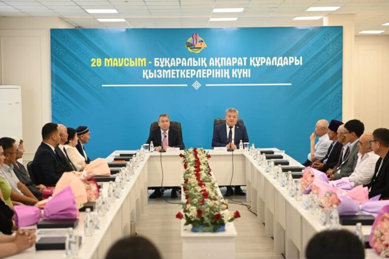 АУДАН ӘКІМІ БАҚ ӨКІЛДЕРІН КӘСІБИ МЕРЕКЕМЕН ҚҰТТЫҚТАДЫ