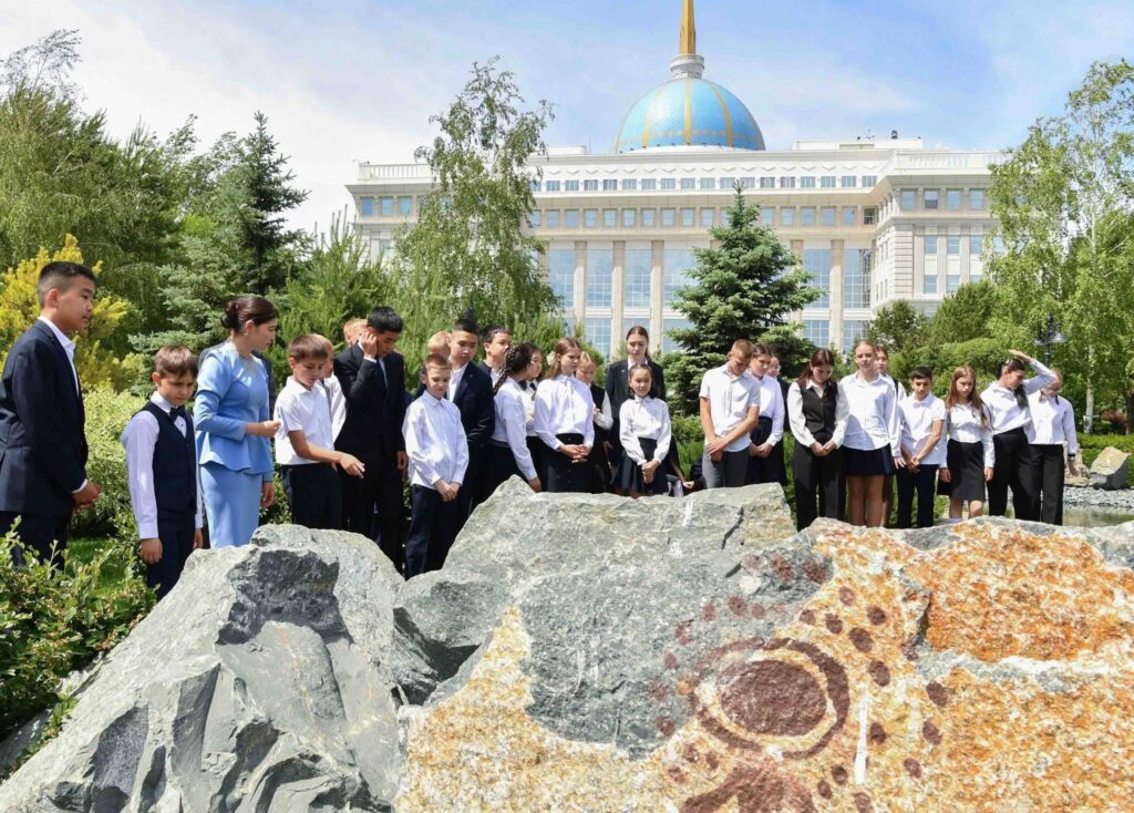 ЕЛІМІЗДІҢ ӘР ӨҢІРІНЕН КЕЛГЕН ОҚУШЫЛАР АҚОРДАНЫ АРАЛАДЫ