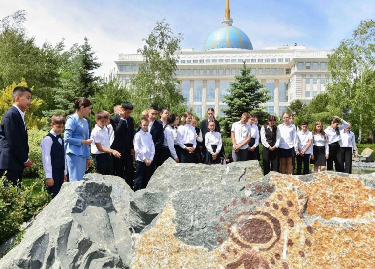 ЕЛІМІЗДІҢ ӘР ӨҢІРІНЕН КЕЛГЕН ОҚУШЫЛАР АҚОРДАНЫ АРАЛАДЫ