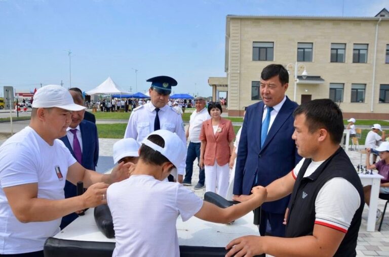 БАЛАЛАРҒА ҚУАНЫШ СЫЙЛАҒАН МЕРЕКЕ