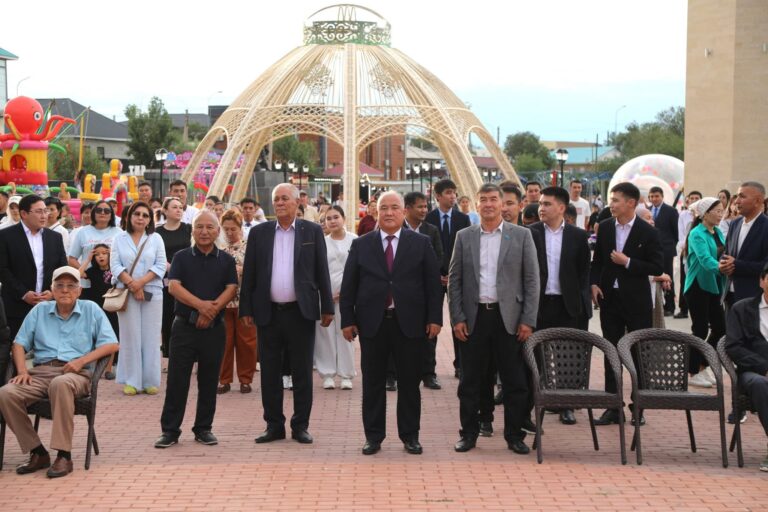 ӘКЕ МӘРТЕБЕСІ ҰЛЫҚТАЛҒАН ТАҒЫЛЫМДЫ КЕШ ӨТТІ